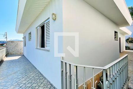 Casa à venda com 195m², 3 quartos e 3 vagas Casa à venda com 195m², 3 quartos e 3 vagasVaranda