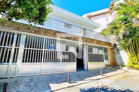 Casa à venda com 195m², 3 quartos e 3 vagas Casa à venda com 195m², 3 quartos e 3 vagasFachada