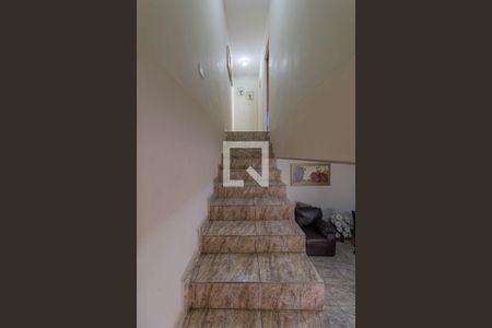 Casa à venda com 161m², 3 quartos e 6 vagas Casa à venda com 161m², 3 quartos e 6 vagasEscada