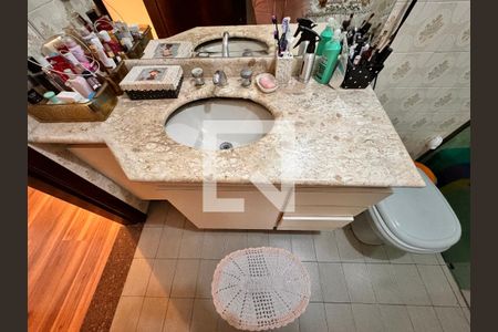 Casa à venda com 230m², 4 quartos e 3 vagas Casa à venda com 230m², 4 quartos e 3 vagasBanheiro da Suíte
