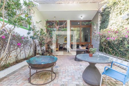 Casa à venda com 315m², 4 quartos e 4 vagas Casa à venda com 315m², 4 quartos e 4 vagasÁrea externa