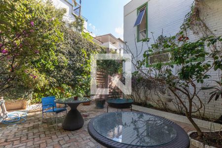 Casa à venda com 315m², 4 quartos e 4 vagas Casa à venda com 315m², 4 quartos e 4 vagasÁrea externa