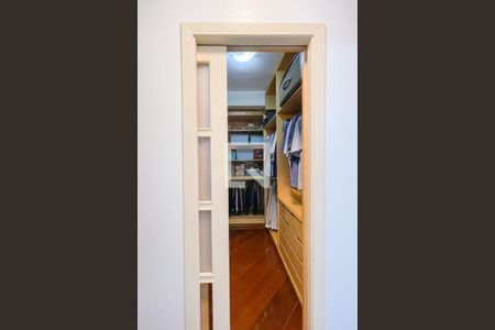 Apartamento à venda com 306m², 3 quartos e 4 vagas Apartamento à venda com 306m², 3 quartos e 4 vagasCloset - Suíte 3
