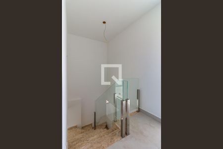 Apartamento à venda com 153m², 4 quartos e 3 vagas Apartamento à venda com 153m², 4 quartos e 3 vagasEscada