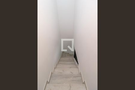 Casa à venda com 109m², 2 quartos e 2 vagasEscada