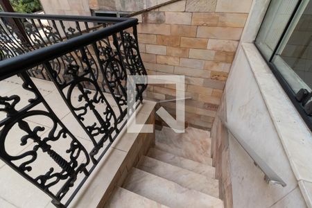 Casa à venda com 109m², 2 quartos e 2 vagasVaranda da Sala - Escada