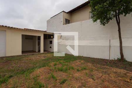 Casa à venda com 170m², 4 quartos e 2 vagas Casa à venda com 170m², 4 quartos e 2 vagasQuintal e jardim
