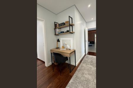 Apartamento à venda com 282m², 4 quartos e 4 vagasCorredor