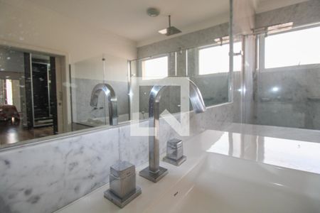 Casa de condomínio à venda com 900m², 5 quartos e 6 vagas Casa de condomínio à venda com 900m², 5 quartos e 6 vagasBanheiro/Suíte 5