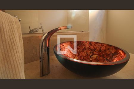 Casa de condomínio à venda com 900m², 5 quartos e 6 vagas Casa de condomínio à venda com 900m², 5 quartos e 6 vagasBanheiro Social