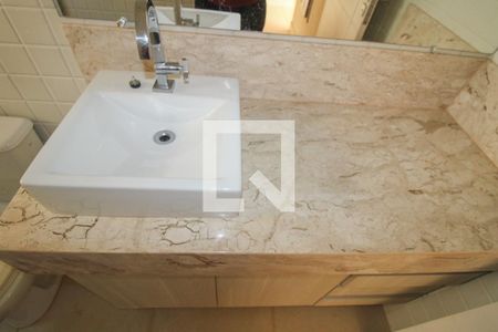 Casa de condomínio à venda com 900m², 5 quartos e 6 vagas Casa de condomínio à venda com 900m², 5 quartos e 6 vagasÁrea comum - Banheiro