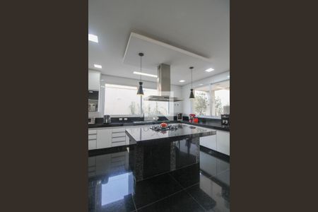 Casa de condomínio à venda com 900m², 5 quartos e 6 vagas Casa de condomínio à venda com 900m², 5 quartos e 6 vagasCozinha