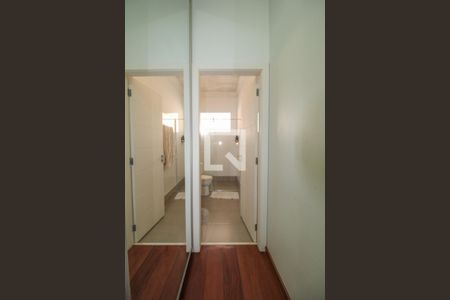 Casa de condomínio à venda com 900m², 5 quartos e 6 vagas Casa de condomínio à venda com 900m², 5 quartos e 6 vagasBanheiro/Suíte 2