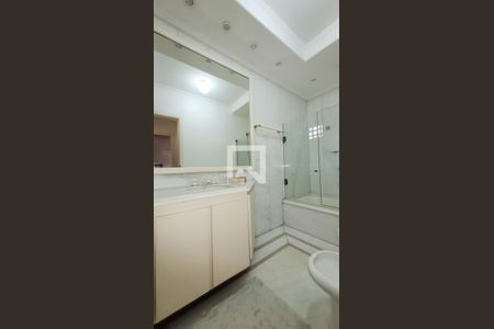 Casa de condomínio à venda com 640m², 4 quartos e 4 vagas Casa de condomínio à venda com 640m², 4 quartos e 4 vagasBanheiro do Closet Suite 2