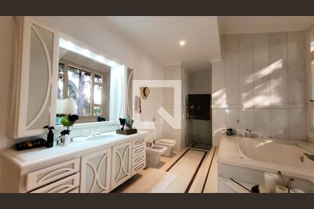 Casa de condomínio à venda com 640m², 4 quartos e 4 vagas Casa de condomínio à venda com 640m², 4 quartos e 4 vagasBanheiro da Suite Master