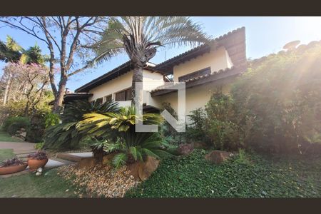 Casa de condomínio à venda com 640m², 4 quartos e 4 vagas Casa de condomínio à venda com 640m², 4 quartos e 4 vagasFachada
