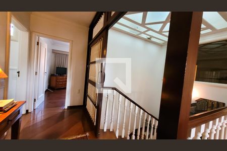 Casa de condomínio à venda com 640m², 4 quartos e 4 vagas Casa de condomínio à venda com 640m², 4 quartos e 4 vagasEscada