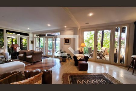 Casa de condomínio à venda com 640m², 4 quartos e 4 vagas Casa de condomínio à venda com 640m², 4 quartos e 4 vagasSala