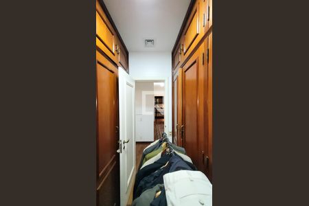 Casa de condomínio à venda com 640m², 4 quartos e 4 vagas Casa de condomínio à venda com 640m², 4 quartos e 4 vagasCloset da Suite Master