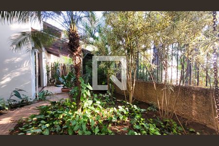 Casa de condomínio à venda com 640m², 4 quartos e 4 vagas Casa de condomínio à venda com 640m², 4 quartos e 4 vagasÁrea externa
