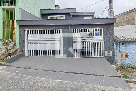 Casa à venda com 230m², 3 quartos e 2 vagas Casa à venda com 230m², 3 quartos e 2 vagasFachada