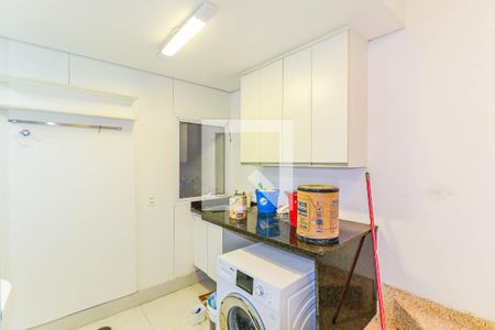 Casa de condomínio à venda com 550m², 5 quartos e 8 vagas Casa de condomínio à venda com 550m², 5 quartos e 8 vagasÁrea de Serviço