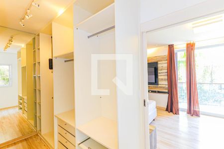 Casa de condomínio à venda com 550m², 5 quartos e 8 vagas Casa de condomínio à venda com 550m², 5 quartos e 8 vagasCloset Suíte 3