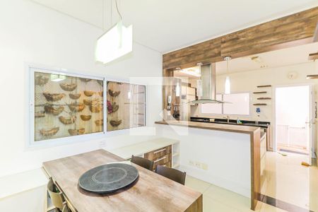 Casa de condomínio à venda com 550m², 5 quartos e 8 vagas Casa de condomínio à venda com 550m², 5 quartos e 8 vagasSala de jantar