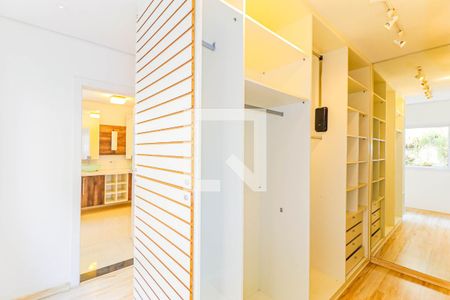 Casa de condomínio à venda com 550m², 5 quartos e 8 vagas Casa de condomínio à venda com 550m², 5 quartos e 8 vagasCloset Suíte 3