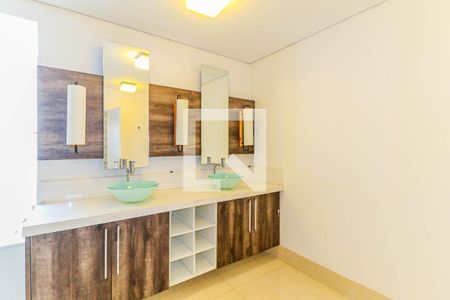 Casa de condomínio à venda com 550m², 5 quartos e 8 vagas Casa de condomínio à venda com 550m², 5 quartos e 8 vagasBanheiro Suíte 3