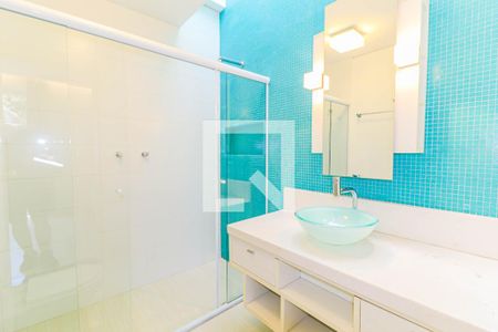 Casa de condomínio à venda com 550m², 5 quartos e 8 vagas Casa de condomínio à venda com 550m², 5 quartos e 8 vagasBanheiro Suíte 2