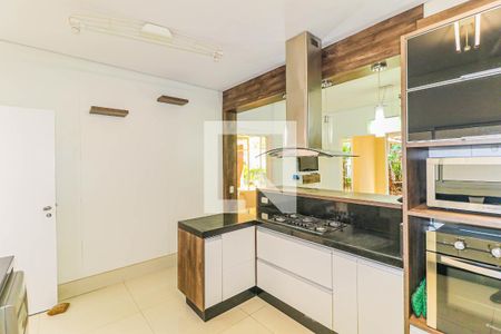 Casa de condomínio à venda com 550m², 5 quartos e 8 vagas Casa de condomínio à venda com 550m², 5 quartos e 8 vagasCozinha