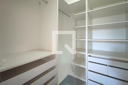 Casa de condomínio à venda com 377m², 6 quartos e 4 vagas Casa de condomínio à venda com 377m², 6 quartos e 4 vagasCloset Suíte 3