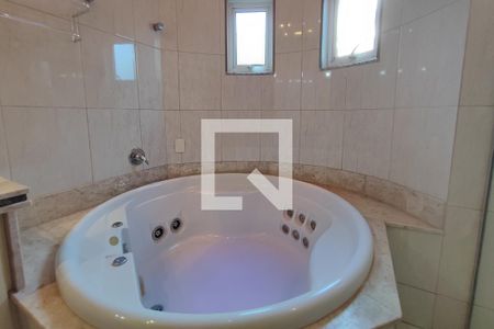 Casa de condomínio à venda com 377m², 6 quartos e 4 vagas Casa de condomínio à venda com 377m², 6 quartos e 4 vagasBanheiro Suíte 5