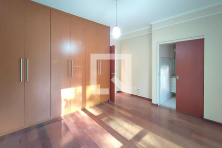 Casa de condomínio à venda com 377m², 6 quartos e 4 vagas Casa de condomínio à venda com 377m², 6 quartos e 4 vagasQuarto Suíte 2