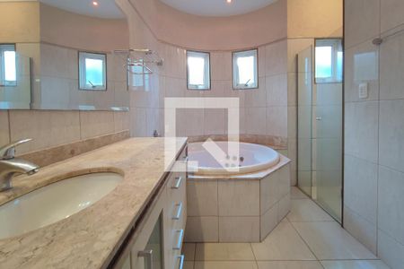 Casa de condomínio à venda com 377m², 6 quartos e 4 vagas Casa de condomínio à venda com 377m², 6 quartos e 4 vagasBanheiro Suíte 5