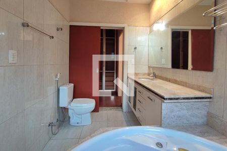 Casa de condomínio à venda com 377m², 6 quartos e 4 vagas Casa de condomínio à venda com 377m², 6 quartos e 4 vagasBanheiro Suíte 5