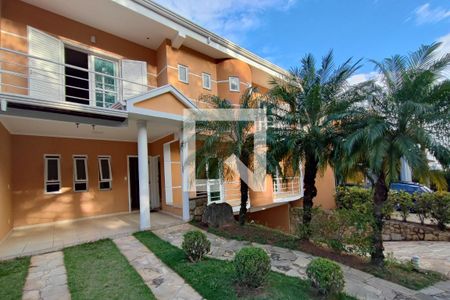 Casa de condomínio à venda com 377m², 6 quartos e 4 vagas Casa de condomínio à venda com 377m², 6 quartos e 4 vagasFachada da Casa