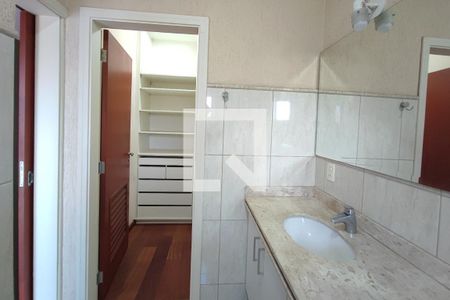 Casa de condomínio à venda com 377m², 6 quartos e 4 vagas Casa de condomínio à venda com 377m², 6 quartos e 4 vagasBanheiro Suíte 4