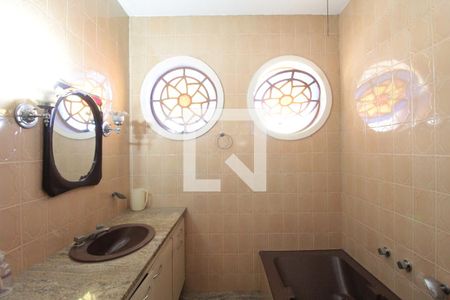 Casa à venda com 359m², 5 quartos e 5 vagasBanheiro da Suite