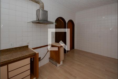 Casa para alugar com 635m², 4 quartos e 4 vagas Casa para alugar com 635m², 4 quartos e 4 vagasCozinha