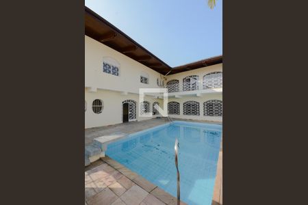 Casa para alugar com 635m², 4 quartos e 4 vagas Casa para alugar com 635m², 4 quartos e 4 vagasQuintal - piscina