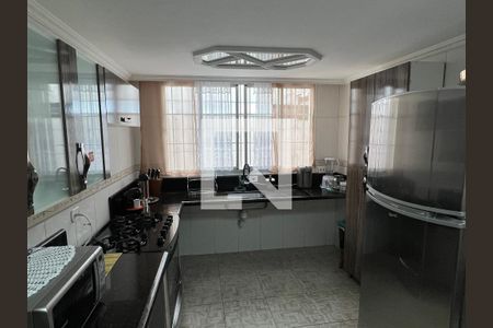 Casa à venda com 300m², 6 quartos e 4 vagas Casa à venda com 300m², 6 quartos e 4 vagasCasa 2- Cozinha