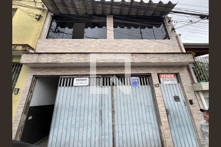 Casa à venda com 300m², 6 quartos e 4 vagas Casa à venda com 300m², 6 quartos e 4 vagasFachada