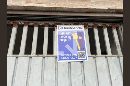 Casa à venda com 300m², 6 quartos e 4 vagas Casa à venda com 300m², 6 quartos e 4 vagasFachada