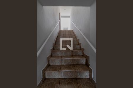 Casa à venda com 250m², 3 quartos e 2 vagas Casa à venda com 250m², 3 quartos e 2 vagasEscada