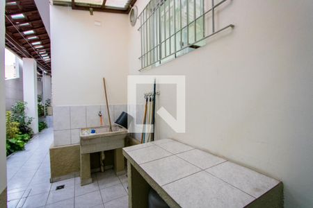 Casa à venda com 185m², 2 quartos e 2 vagas Casa à venda com 185m², 2 quartos e 2 vagasCorredor - Externo