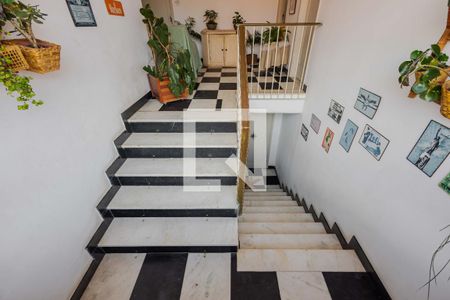 Casa à venda com 690m², 4 quartos e 5 vagasEscada