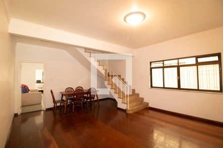 Casa à venda com 287m², 3 quartos e 2 vagas Casa à venda com 287m², 3 quartos e 2 vagasSala