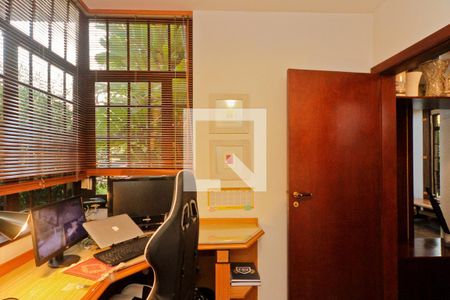 Casa à venda com 583m², 3 quartos e 4 vagas Casa à venda com 583m², 3 quartos e 4 vagasEscritório